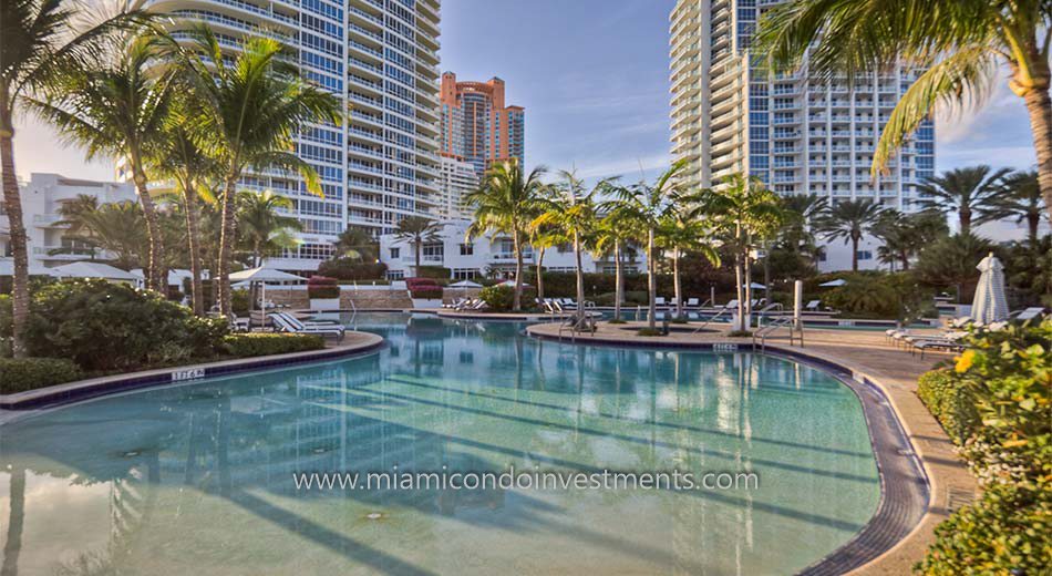 Continuum South Beach swimming pool