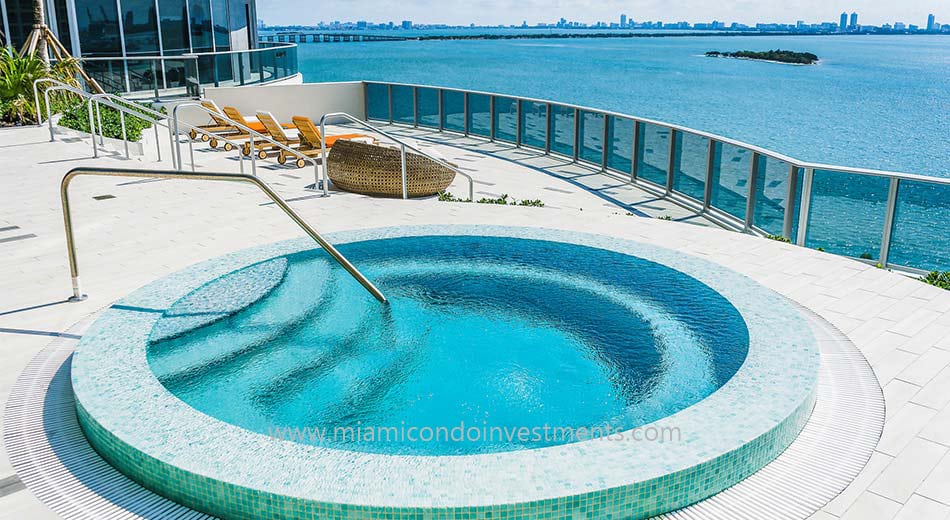 Aria on the Bay hot tub